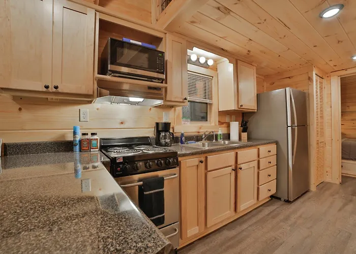 Jake Cabin Luxury Hot Tub Cabin Near Downtown