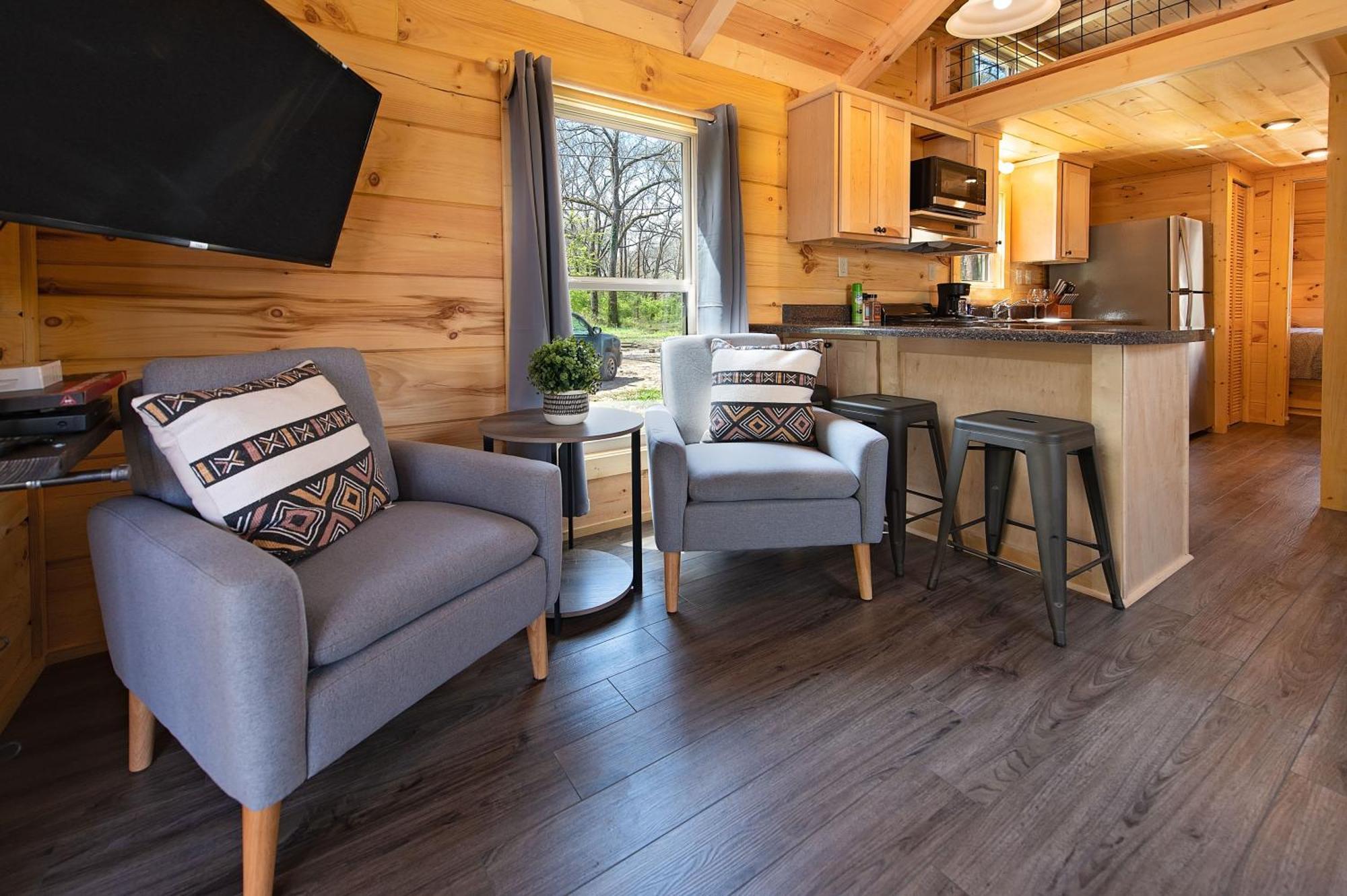 Jake Luxury Hot Tub Near Downtown
